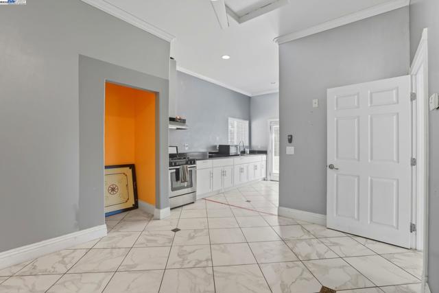 4470 Rolling Oaks Dr, Granite Bay CA: https://media.crmls.org/mediaz/ce20c952-ae09-4b64-b263-e2791b572002.jpg