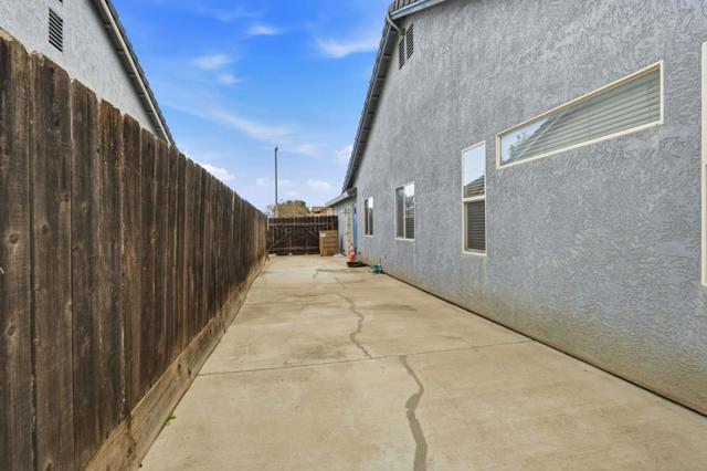 1883 College Greens Drive, Los Banos CA: https://media.crmls.org/mediaz/ce210a00-4d77-454b-b1a8-e5b0981afd11.jpg