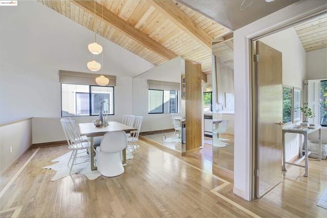 33 Binnacle Hl, Oakland CA: https://media.crmls.org/mediaz/ce217b11-04e6-4bdf-be8e-c3aca739632f.jpg