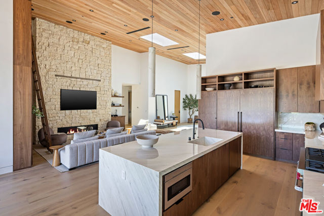 9715 Arby Drive, Beverly Hills CA: https://media.crmls.org/mediaz/ce21b179-4f27-4b0d-97eb-3eb48413eeea.jpg