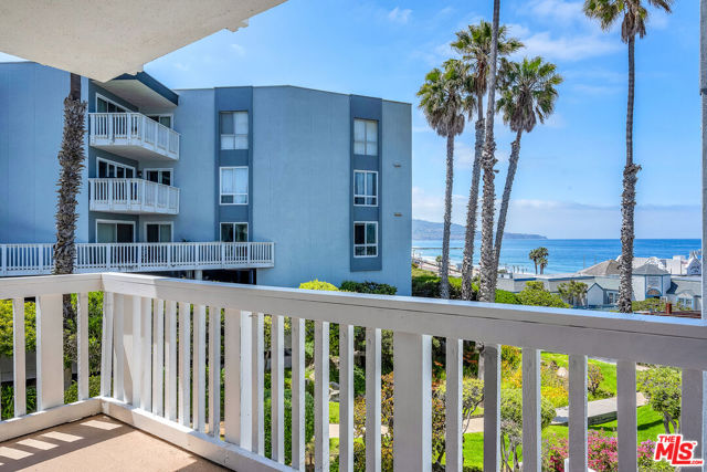 620 The, Redondo Beach CA: https://media.crmls.org/mediaz/ce24e155-7813-402e-8bb4-3b1cf112de38.jpg