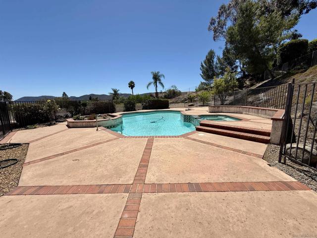 2237 Eucalyptus Ave, Escondido CA: https://media.crmls.org/mediaz/ce25e42c-ddaa-418f-8ecb-036f81d7c6b3.jpg