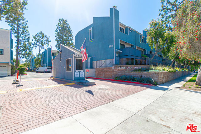 8162 Manitoba Street, Playa del Rey CA: https://media.crmls.org/mediaz/ce262ffb-55de-42bd-9e94-6dc9f6d49f3d.jpg