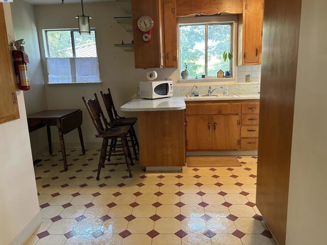 18393 Pepper St, Castro Valley CA: https://media.crmls.org/mediaz/ce269213-0a7f-4b9c-b312-012c989ec7ab.jpg
