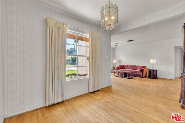 13621 Addison Street photo 8