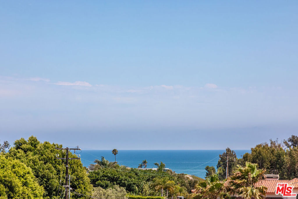 https://media.crmls.org/mediaz/ce278428-b4fa-421d-8c58-fc31da1dbe6d.jpg?preset=X-Large