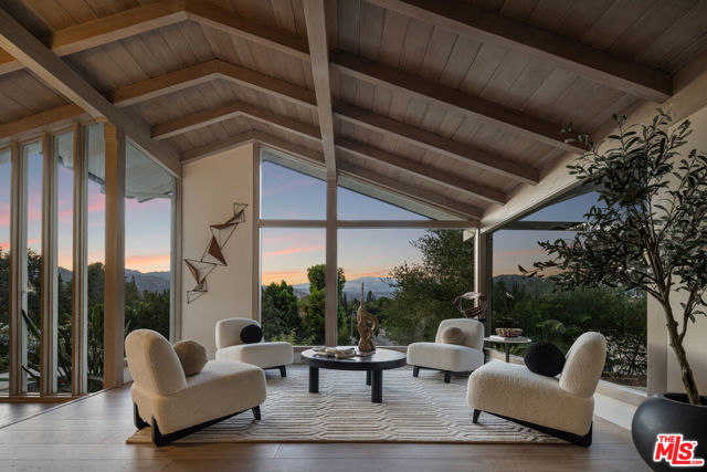 9425 Gierson Avenue, Chatsworth CA: https://media.crmls.org/mediaz/ce27aabc-3238-40be-8b60-878d89a490fd.jpg