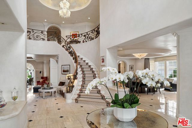136 Georgina Avenue, Santa Monica CA: https://media.crmls.org/mediaz/ce27fc19-b508-4fb7-be50-686ded95852d.jpg