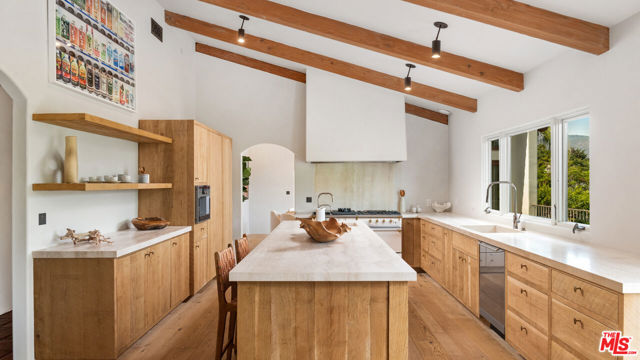 7046 Grasswood Avenue, Malibu CA: https://media.crmls.org/mediaz/ce280a35-e090-4975-803b-1503b59f6c22.jpg