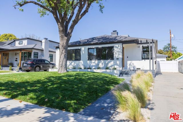 824 N Lima Street, Burbank CA: https://media.crmls.org/mediaz/ce2847ab-6524-4169-8b6c-50b5109973ca.jpg