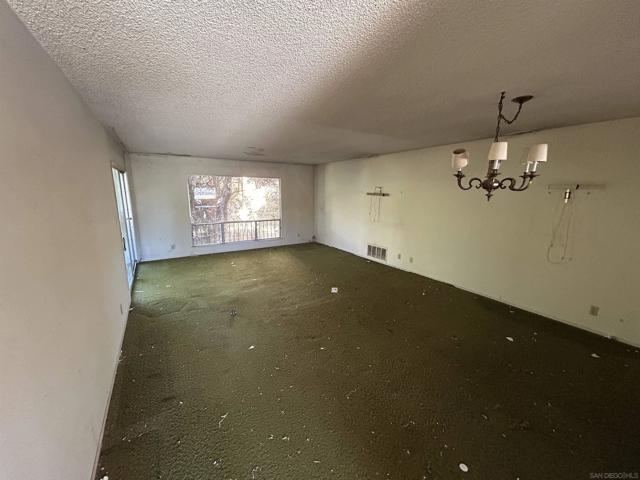 1638 La Tierra Ln, San Marcos CA: https://media.crmls.org/mediaz/ce28777f-653f-4d64-b09e-7e2cceedbb25.jpg