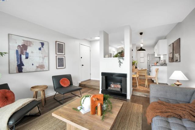 2562 Walnut Blvd, Walnut Creek CA: https://media.crmls.org/mediaz/ce28ee63-51e9-4461-bd93-321072f22e8d.jpg