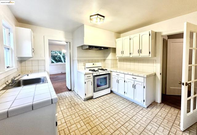 6014 La Salle Ave, Oakland CA: https://media.crmls.org/mediaz/ce29e0b1-109a-4eb1-ac0e-3ce1b8be489e.jpg