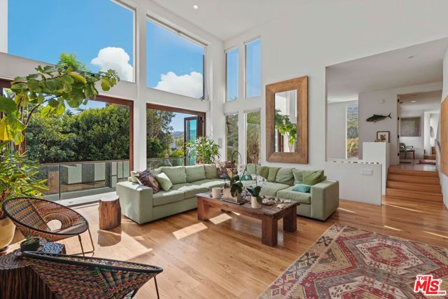 31851 Seafield Drive, Malibu CA: https://media.crmls.org/mediaz/ce2b06e2-c8e1-456f-8912-459d5697b118.jpg
