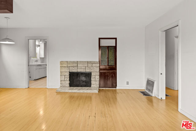 5718 Eveward Road, Culver City CA: https://media.crmls.org/mediaz/ce2b78dd-27cb-4574-b8e4-0f05bdf20264.jpg