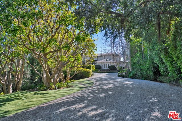 27540 Pacific Coast Highway, Malibu CA: https://media.crmls.org/mediaz/ce2bca19-7479-4322-bba4-3897a911a1ef.jpg