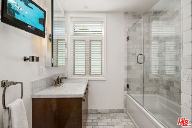 447 N Doheny Drive, Beverly Hills CA: https://media.crmls.org/mediaz/ce2bf9d2-a719-4aec-850c-9459e84f8d92.jpg