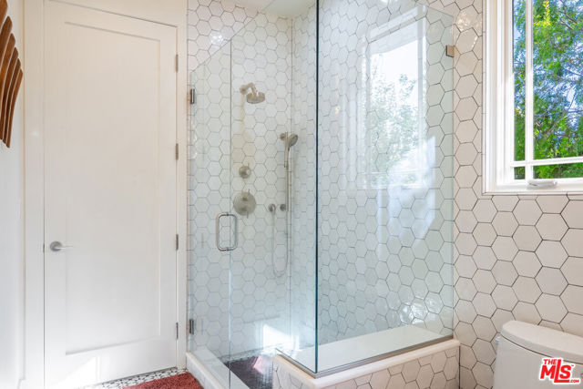 10148 Angelo Circle, Beverly Hills CA: https://media.crmls.org/mediaz/ce2c6db9-57ca-4ce0-8a99-842716dd5d4d.jpg