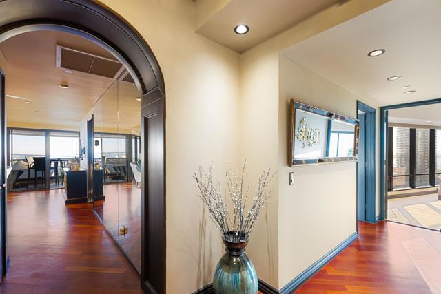 200 Harbor Dr, San Diego CA: https://media.crmls.org/mediaz/ce2d958c-1af8-428c-8f1f-6317637c831e.jpg