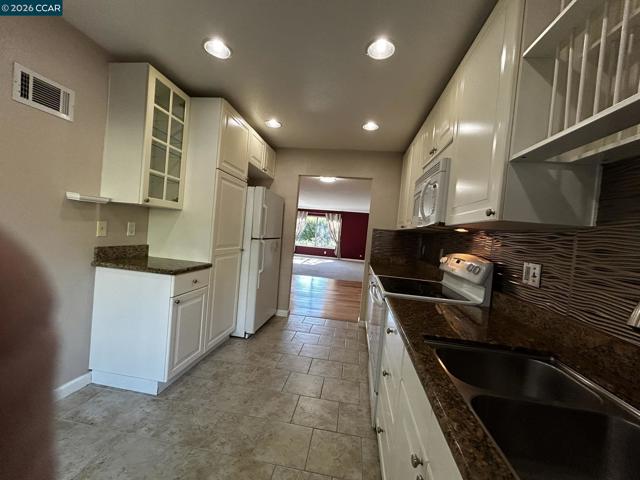 2055 Cactus Ct, Walnut Creek CA: https://media.crmls.org/mediaz/ce2fa9bd-c07d-4455-8dca-3264414208a4.jpg