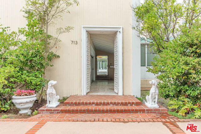 713 N Elm Drive, Beverly Hills CA: https://media.crmls.org/mediaz/ce303fed-728c-438a-beca-b2184177eb8a.jpg