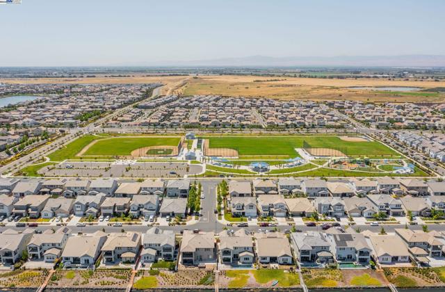 2306 Mozart avenue, Lathrop CA: https://media.crmls.org/mediaz/ce314d39-ae12-4243-b2bc-9f1603298fb8.jpg
