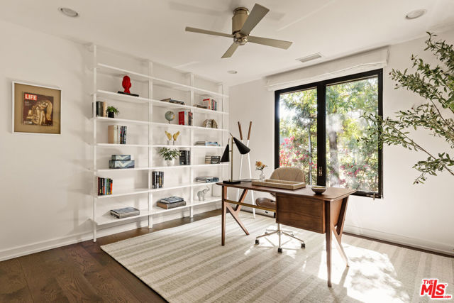 17352 Magnolia Boulevard, Encino CA: https://media.crmls.org/mediaz/ce315e7d-291f-424f-974a-75e5ee32c119.jpg