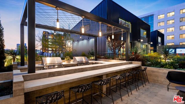 695 S Santa Fe Avenue, Los Angeles CA: https://media.crmls.org/mediaz/ce323989-2c73-4fbb-8562-9f2c6dd76339.jpg