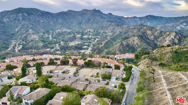 17314 Avenida De La Herradura, Pacific Palisades CA: https://media.crmls.org/mediaz/ce32d13e-775b-46d4-8e3b-ccad4bb80477.jpg