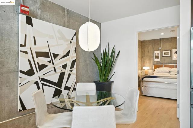 311 Oak St, Oakland CA: https://media.crmls.org/mediaz/ce34ccdc-7a33-4a77-9806-9387e8189850.jpg