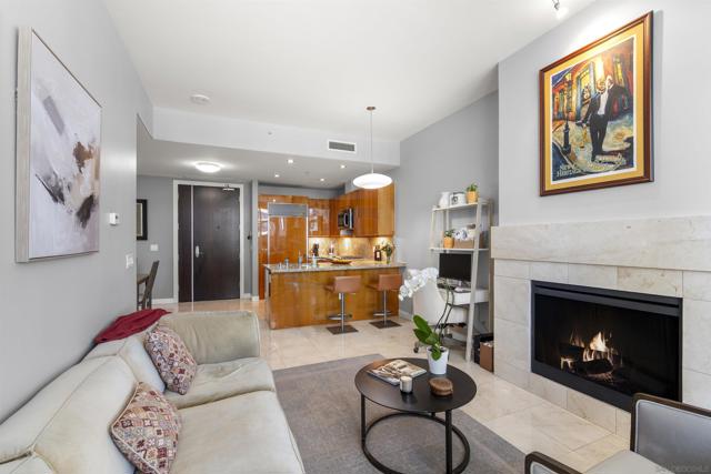 550 Front St, San Diego CA: https://media.crmls.org/mediaz/ce3511ab-843e-4eb1-abb9-d8eb115d03a7.jpg