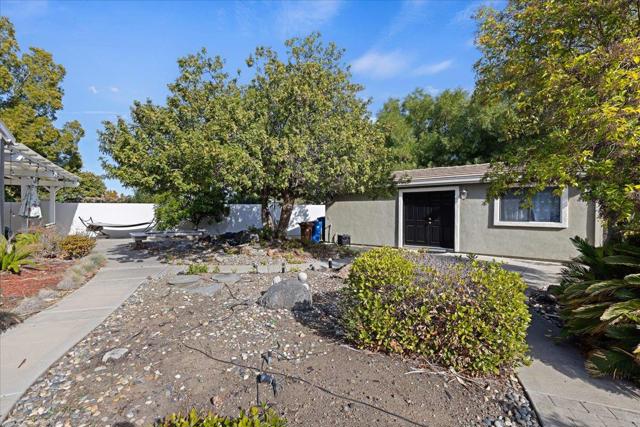 490 Chesapeake Terrace, Brentwood CA: https://media.crmls.org/mediaz/ce3527ed-7e64-46b0-9e4c-6b13194cea5e.jpg