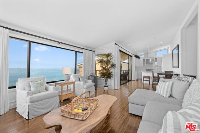 29700 Zuma Bay Way, Malibu CA: https://media.crmls.org/mediaz/ce36bbc0-c9f5-4537-87b7-2d436cf63445.jpg