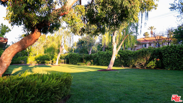 18625 Wells Drive, Tarzana CA: https://media.crmls.org/mediaz/ce372381-979d-435a-be0e-38f242eb4e3d.jpg