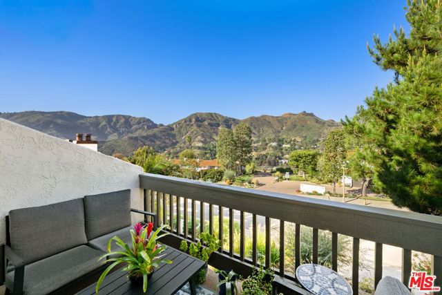 1622 Michael Lane, Pacific Palisades CA: https://media.crmls.org/mediaz/ce3851eb-9d3c-4f72-9221-10309dc99bca.jpg