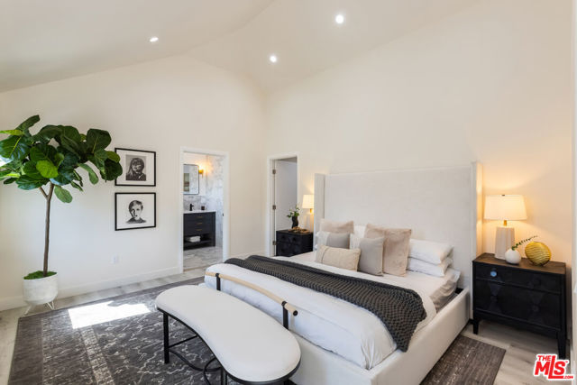 3827 S Victoria Avenue, View Park CA: https://media.crmls.org/mediaz/ce3944ce-1438-4774-adce-c5af21f0fa83.jpg