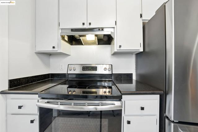 567 Oakland Ave., Oakland CA: https://media.crmls.org/mediaz/ce3975e0-38d1-44af-b8a1-29e5e3fff488.jpg