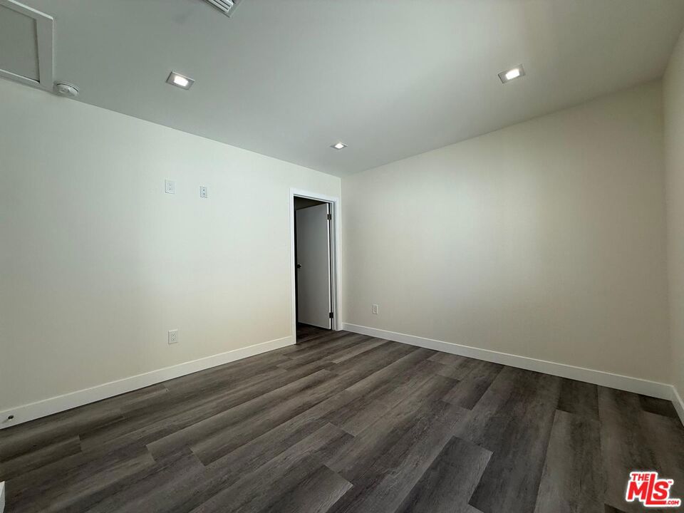 https://media.crmls.org/mediaz/ce39a762-a98b-4843-9c79-0579c4758956.jpg?preset=X-Large