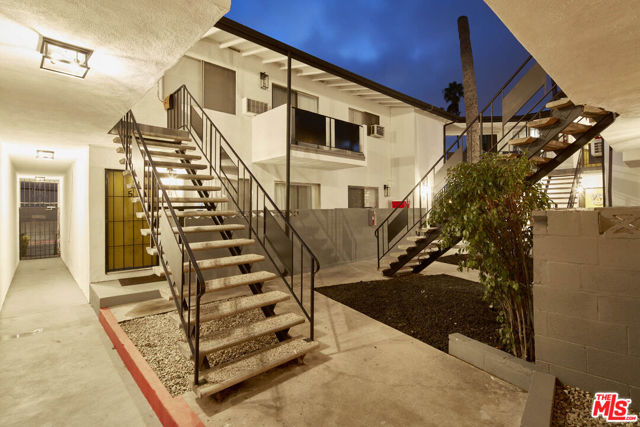 204 N Manhattan Place, Los Angeles CA: https://media.crmls.org/mediaz/ce3a11ab-01d7-421c-838a-64c3cddfc5cf.jpg