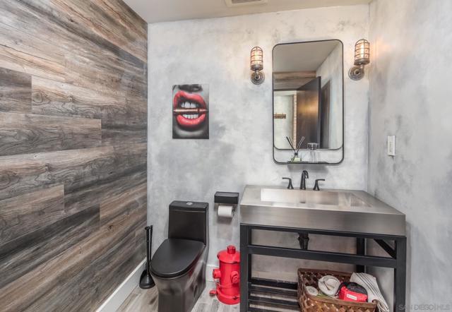 350 11Th Ave, San Diego CA: https://media.crmls.org/mediaz/ce3b1c26-d362-48e6-9a3f-03f53e0a530e.jpg