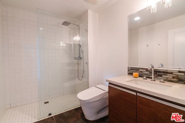 310 Washington Boulevard, Marina del Rey CA: https://media.crmls.org/mediaz/ce3c0d4a-bbef-4c26-b992-eac4a12701a8.jpg