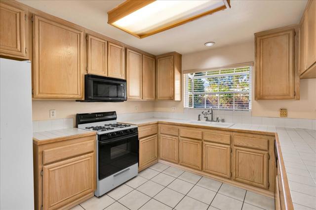 36429 Las Begonias, Cathedral City CA: https://media.crmls.org/mediaz/ce3e2ea4-3c0a-4712-9e60-d5c726d0409b.jpg