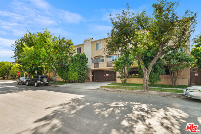 5303 Satsuma Avenue, North Hollywood CA: https://media.crmls.org/mediaz/ce3edfd3-34ba-4b79-8f76-a2f92ad11471.jpg