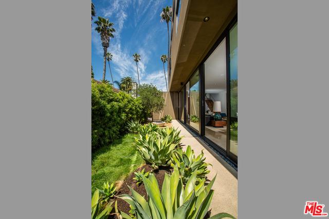 848 Milwood Avenue, Venice CA: https://media.crmls.org/mediaz/ce3f5c3e-c224-44fa-b4f4-d1fdef49176f.jpg