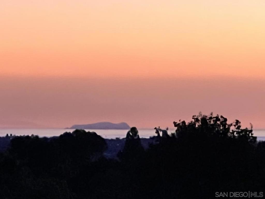 https://media.crmls.org/mediaz/ce40c5ce-43f9-457c-8dfb-2009628347b3.jpg?preset=X-Large