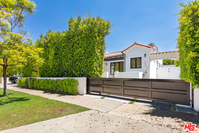 732 N Cherokee Avenue, Los Angeles CA: https://media.crmls.org/mediaz/ce421168-8e9f-4711-bd6c-034ec2e1c9c1.jpg