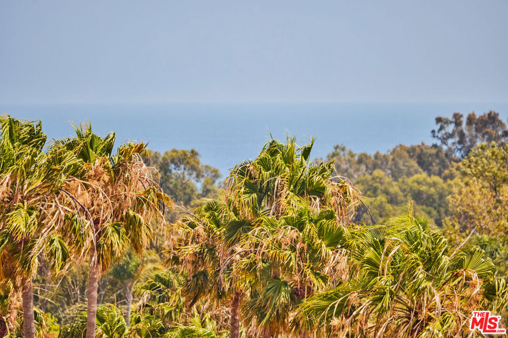 https://media.crmls.org/mediaz/ce433265-ef00-4d34-b354-611391ee8bb2.jpg?preset=X-Large