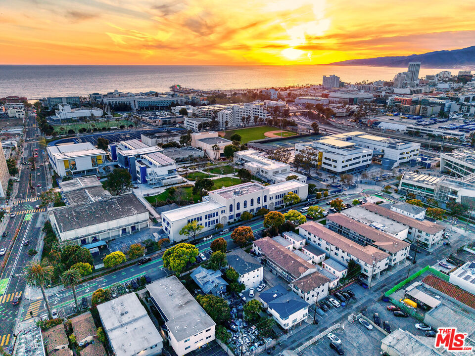 https://media.crmls.org/mediaz/ce456610-0486-46e4-acb1-9c9229958534.jpg?preset=X-Large