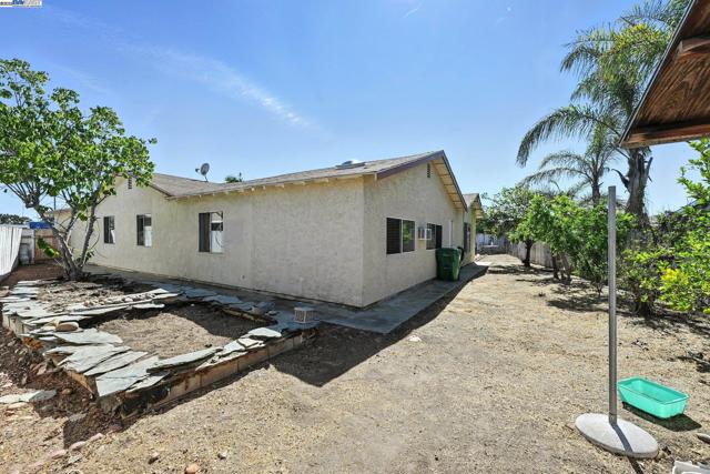 10293 Covina Pl, San Diego CA: https://media.crmls.org/mediaz/ce458f9d-b8c4-4199-b2ee-2aed2716609a.jpg