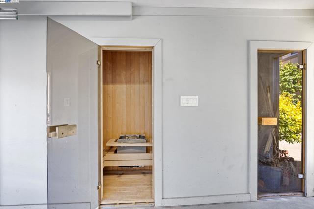 3315 Willis Lane, Alameda CA: https://media.crmls.org/mediaz/ce45d049-fb35-4118-b107-be68110f0483.jpg